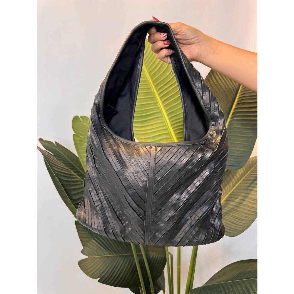 NEW SOLE women's strips leather bag in black
